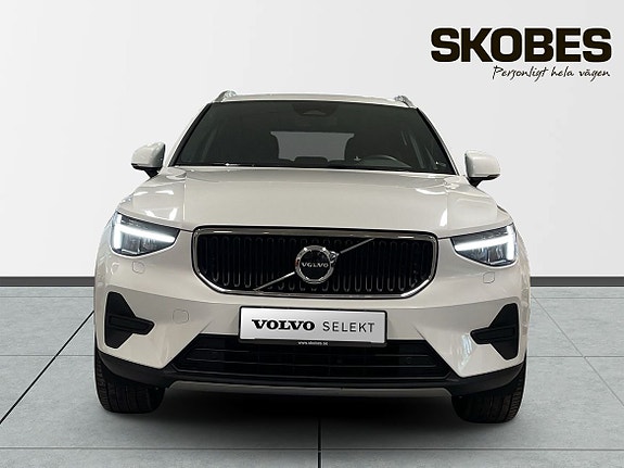 Volvo XC40 2 of 5