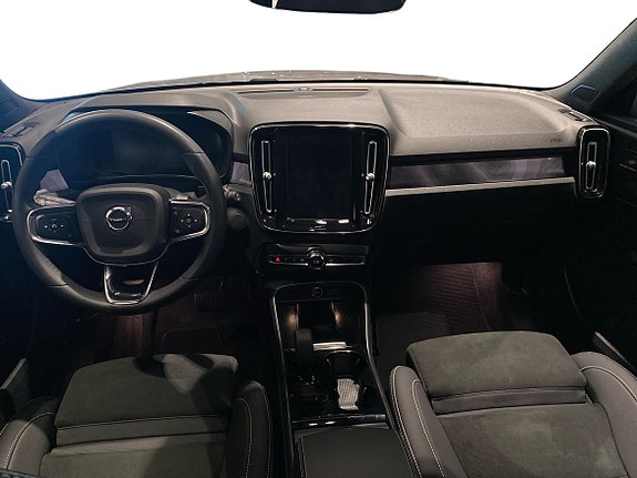 Volvo XC40 5 of 17