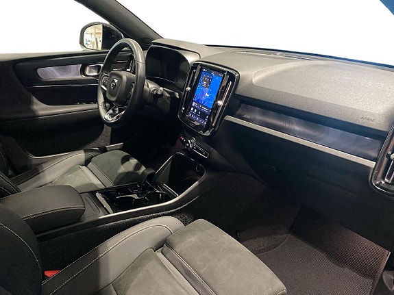 Volvo XC40 4 of 17