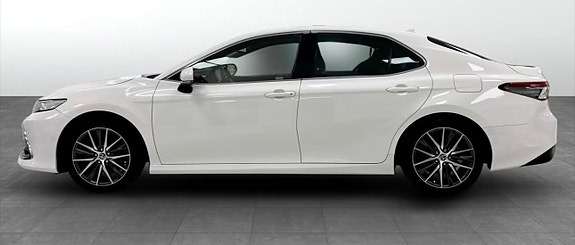 Toyota Camry 3 of 5