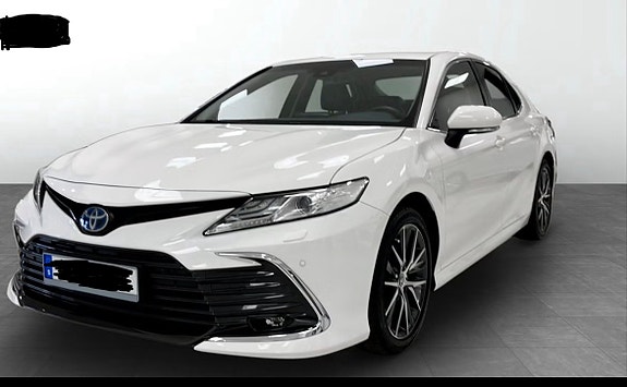 Toyota Camry 2 of 5