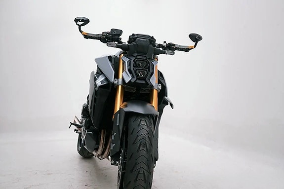 Suzuki GSX-S1000 2 of 8