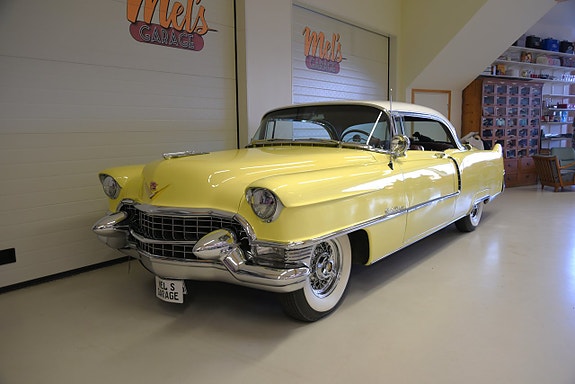 Cadillac Coupé DeVille 2 of 30