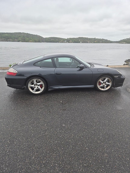 Porsche 911 Carrera 4S 2 of 5