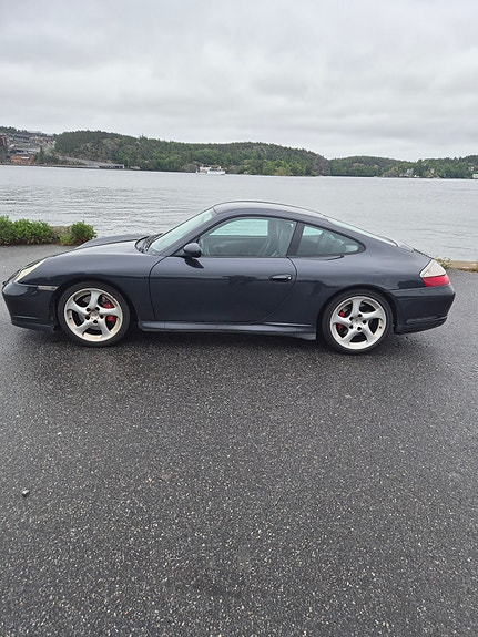 Porsche 911 Carrera 4S 3 of 5