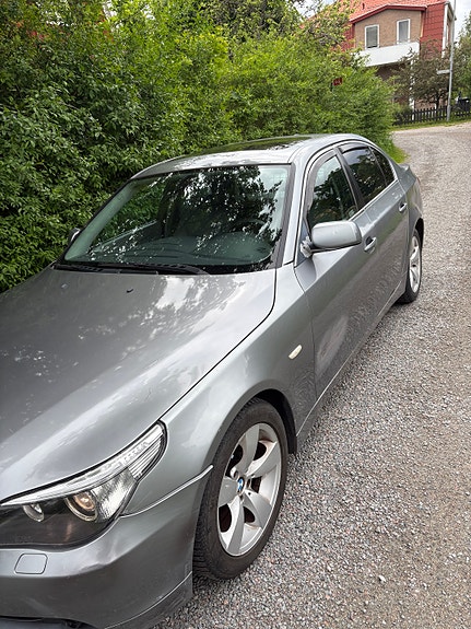 BMW 520i 3 of 4
