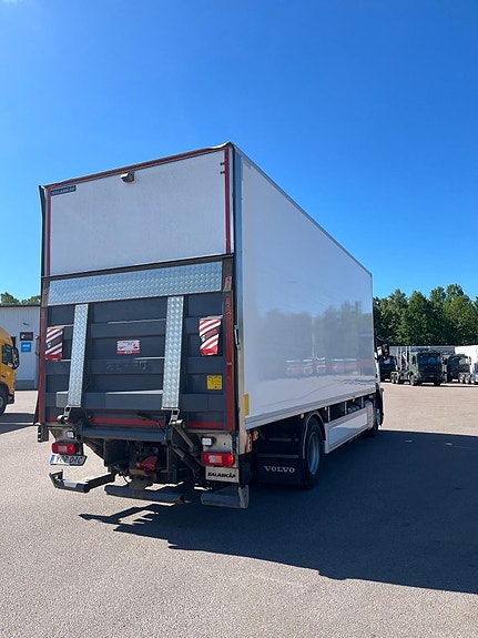 Volvo FM  Volvo FM 4x2 skåp distributionsbil med lift... 4 of 7