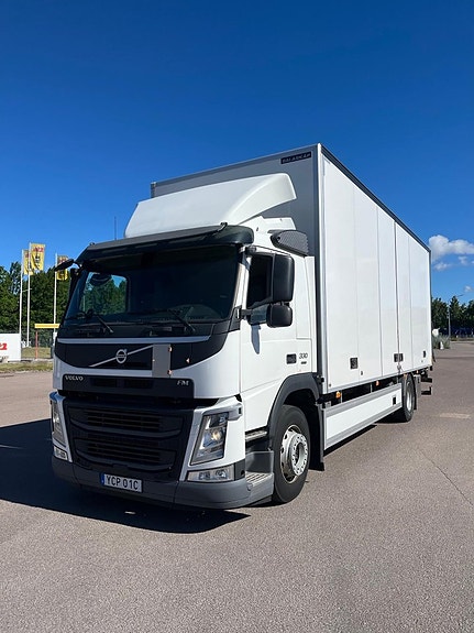 Volvo FM  Volvo FM 4x2 skåp distributionsbil med lift...