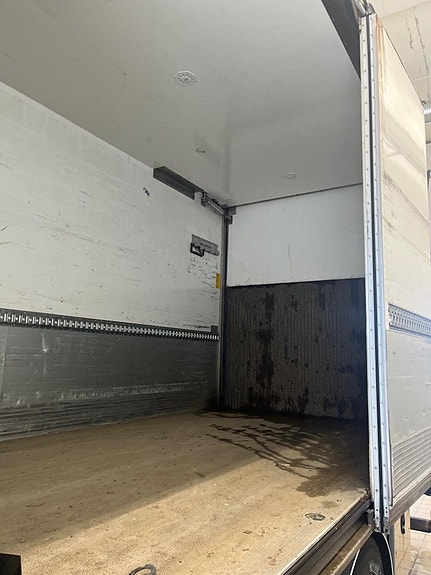 Volvo FM  Volvo FM 4x2 skåp distributionsbil med lift... 6 of 7