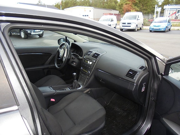 Toyota Avensis 9 of 12