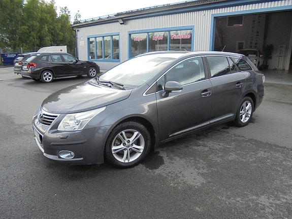 Toyota Avensis 2 of 5