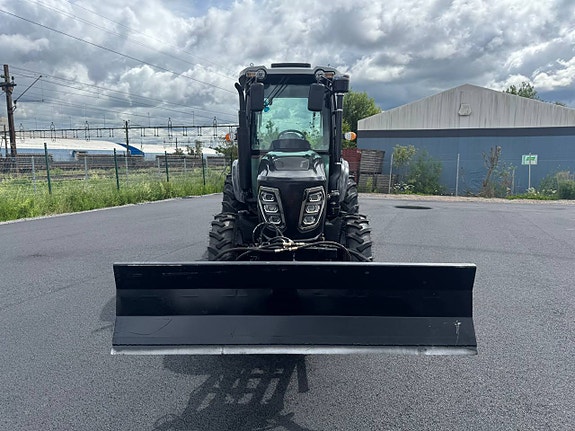 120HK 4WD Traktor m snöplog&spridare. AC,FABRIKSNY 3,6Ton 3 of 12