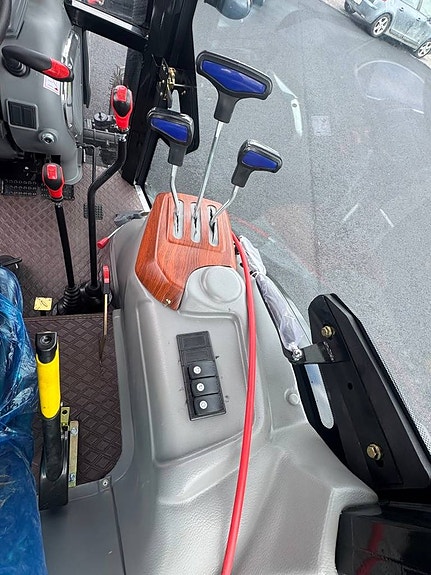 120HK 4WD Traktor m snöplog&spridare. AC,FABRIKSNY 3,6Ton 8 of 12
