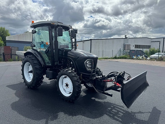 120HK 4WD Traktor m snöplog&spridare. AC,FABRIKSNY 3,6Ton 2 of 12