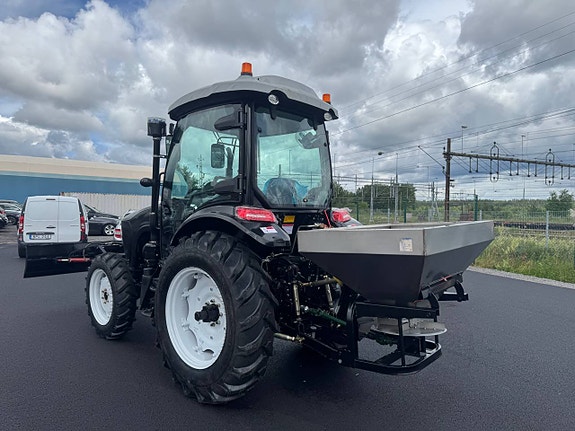 120HK 4WD Traktor m snöplog&spridare. AC,FABRIKSNY 3,6Ton 4 of 12