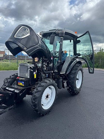 120HK 4WD Traktor m snöplog&spridare. AC,FABRIKSNY 3,6Ton 10 of 12