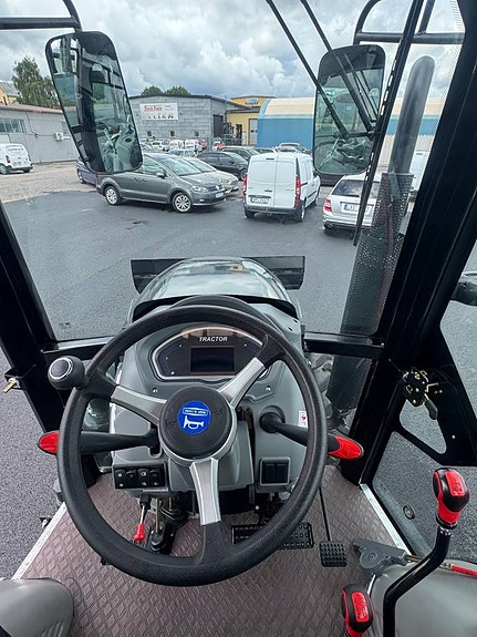 120HK 4WD Traktor m snöplog&spridare. AC,FABRIKSNY 3,6Ton 9 of 12