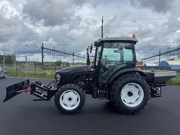 120HK 4WD Traktor m snöplog&spridare. AC,FABRIKSNY 3,6Ton