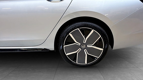 Volkswagen Passat 6 of 24