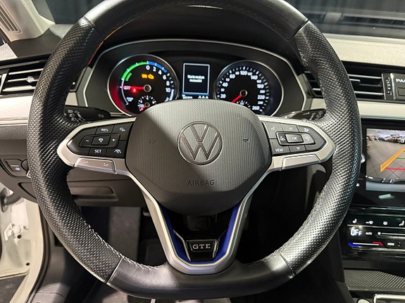 Volkswagen Passat 13 of 17