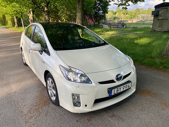 Toyota Prius 2 of 5