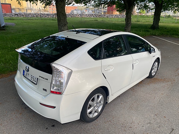 Toyota Prius 4 of 5