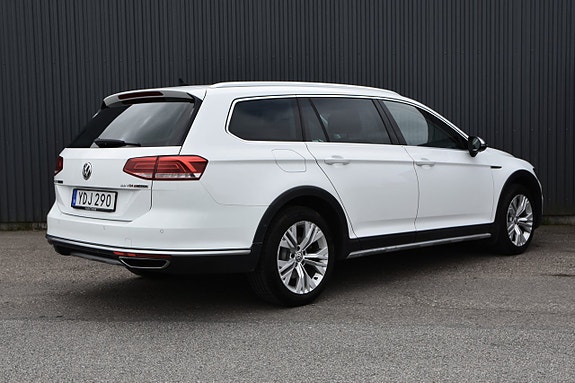 Volkswagen Passat Alltrack 2 of 5