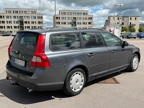 Volvo V70 3 of 5