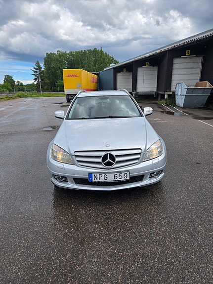 Mercedes-Benz C180 4 of 5