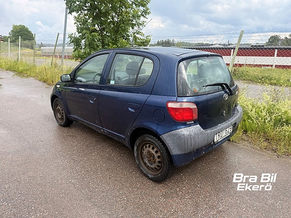 Toyota Yaris 4 of 5