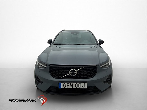 Volvo XC40 2 of 5