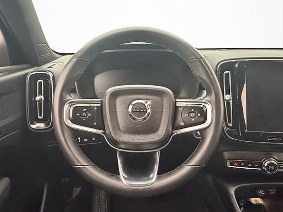 Volvo XC40 13 of 30