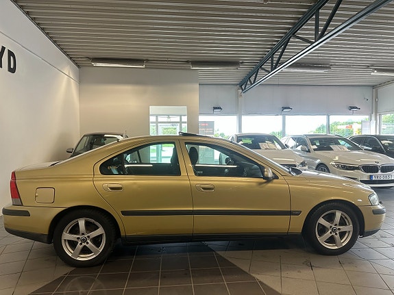 Volvo S60 4 of 5