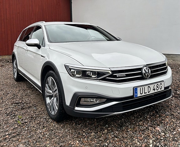 Volkswagen Passat Alltrack 2 of 5