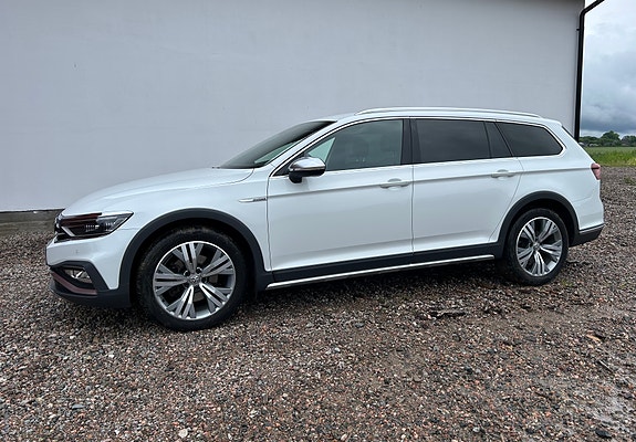 Volkswagen Passat Alltrack 3 of 5