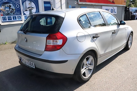 BMW 116i 3 of 5