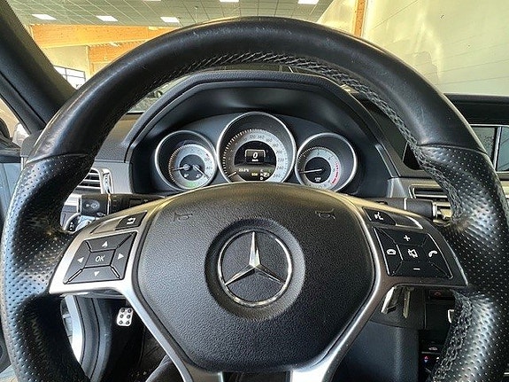 Mercedes-Benz E220 4 of 5