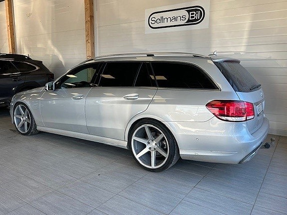 Mercedes-Benz E220 2 of 5
