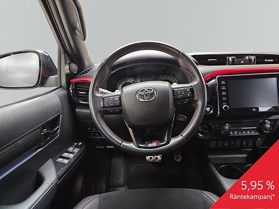 Toyota HiLux 9 of 13