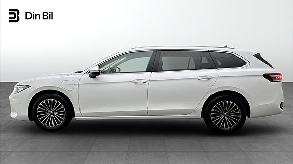 Volkswagen Passat 2 of 5
