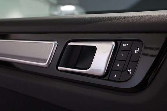 Porsche Cayenne 16 of 25