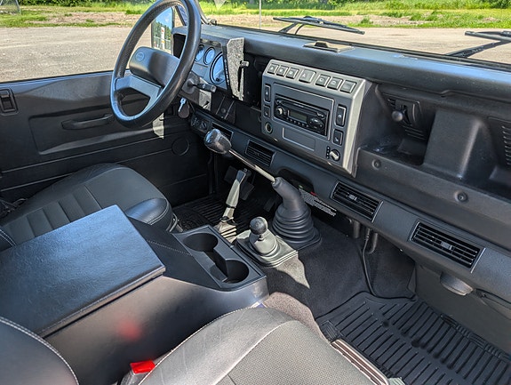 Land Rover Defender 90 10 of 10