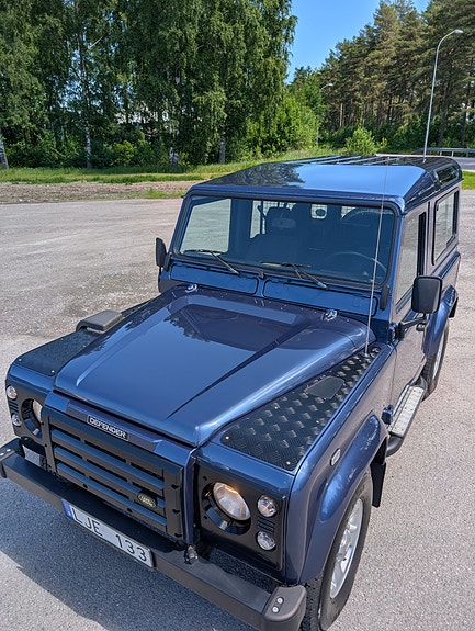 Land Rover Defender 90 2 of 10