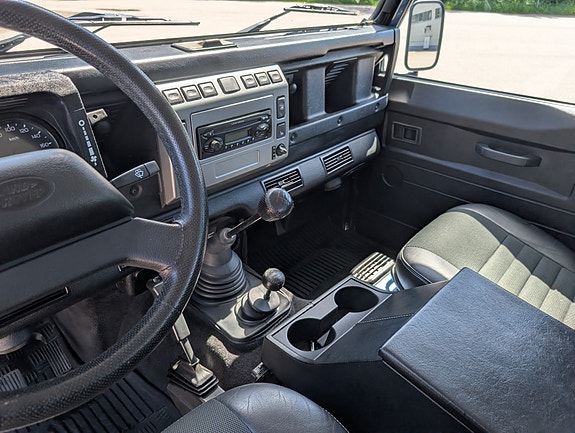 Land Rover Defender 90 8 of 10