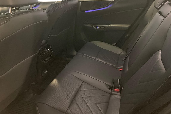 Lexus NX450h+ 11 of 24