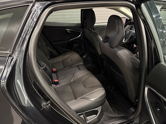 Volvo V40 Cross Country 13 of 28