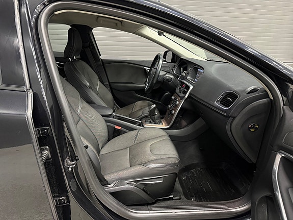 Volvo V40 Cross Country 14 of 28