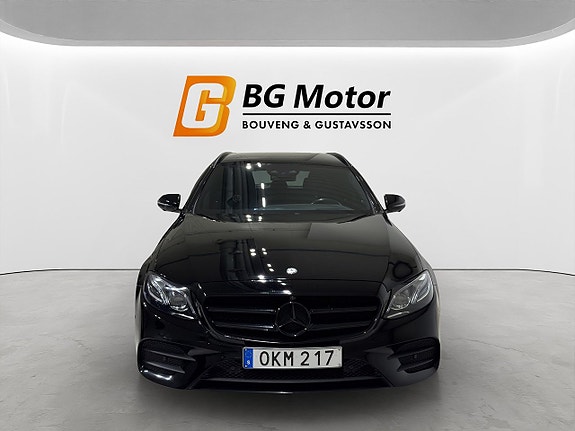 Mercedes-Benz E220 2 of 5
