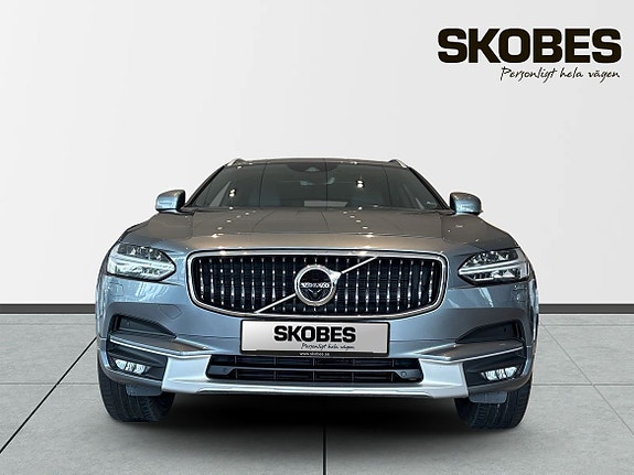 Volvo V90 Cross Country 2 of 5