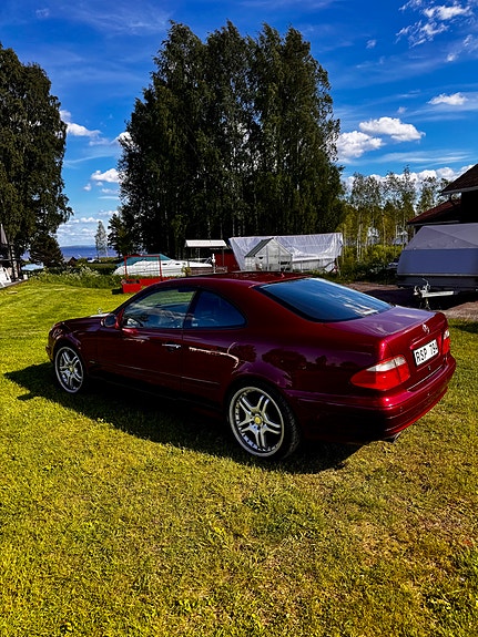Mercedes-Benz CLK320 3 of 5